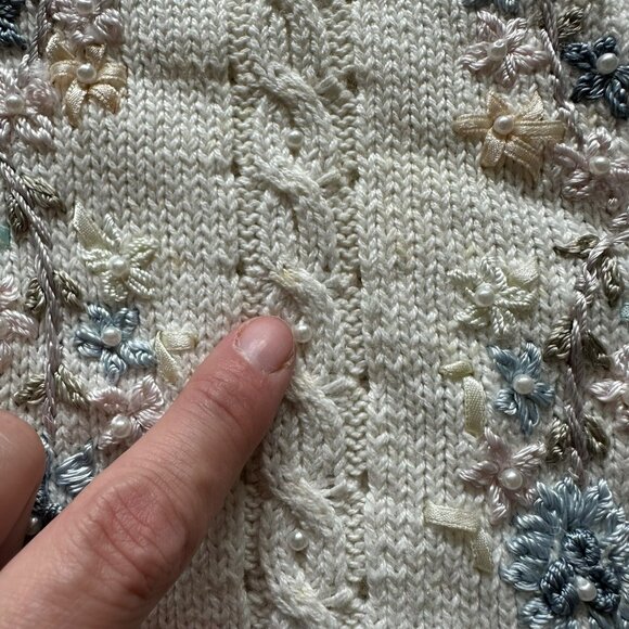 Vintage Carolyn Taylor Floral Knit Sweater With Embroidered & Pearl Details -M - Picture 4 of 10
